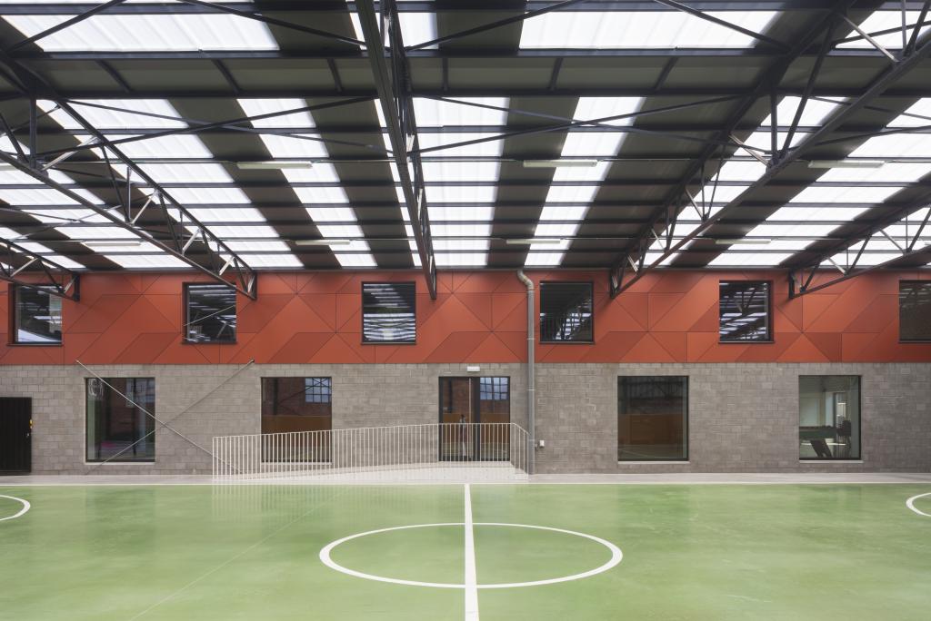 The ROJM building is a hub for youth, offering relaxation areas, boxing, fitness and dance rooms, and an indoor sports field. Architect Annelies Artoos from S3Architecten created a welcoming space where the youth actively contributed. 🔗 trespa.com/inspiration/ro…