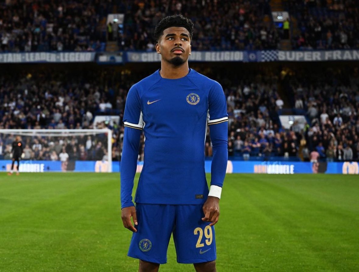 FabrizioRomano's tweet photo. 🚨🔵 EXCL: Ian Maatsen signs new deal at Chelsea valid until June 2027, two year extension… and it will include a release clause!

The clause will be valid starting from summer 2024.

🟡⚫️✈️ Maatsen will fly to Dortmund tonight to join BVB on loan, medical tomorrow as revealed. https://t.co/rYI7wv0Ecx