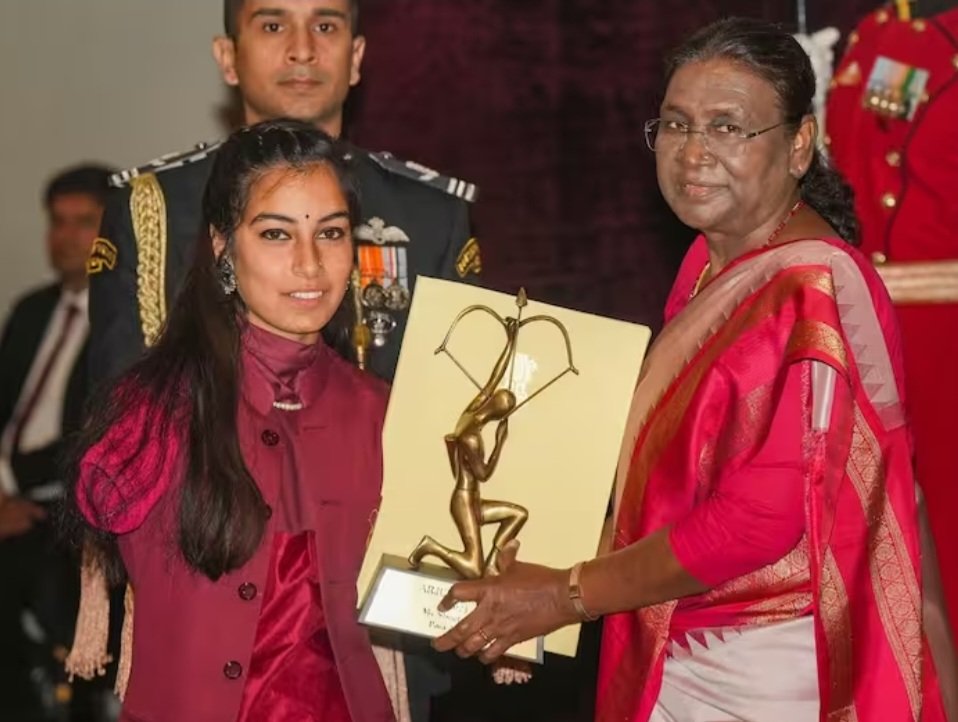 shuttlerAS's tweet photo. Sheetal Devi received the Arjuna Award from President Droupadi Murmu at the Rashtrapati Bhawan during the National Sports and Adventure Award 2023.
#JammuKashmir #jammusports https://t.co/jHscRaNcMl
