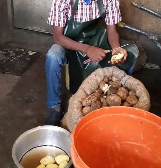 KoechJames4's tweet photo. Shiet aki Mpesa wewe ndo niko gunia ya tano after kumaliza kuosha restaurant mzima https://t.co/ZHVKWEqMlL
