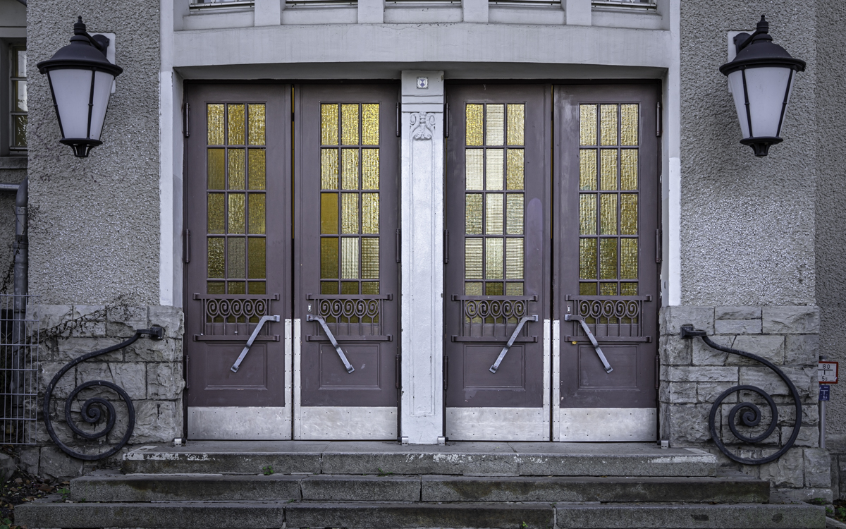 S2 — Röntgental. The old station building at Röntgental is, in fact, one of the gems along the northern portion of the line. These doors, with their elegant wrought iron, are only the beginning… (Note also the bizarrely oversized light fittings).