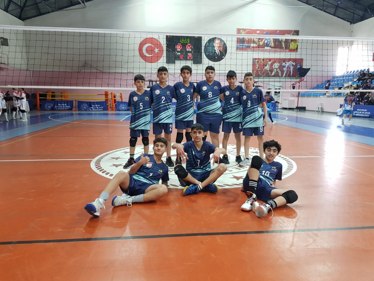 HakkiPinarOkulu's tweet photo. Okul Sporları kapsamında düzenlenen Yıldız Erkekler Voleybol Müsabakalarında Aziziye Fatih Sultan Mehmet Ortaokulunu 3-0 yenerek büyük avantaj elde eden öğrencilerimizi tebrik ederiz.
@yakupyildiz024 
@Erzurum_Mem
@AskaleKaymkmlg
@K_Karali25 
@YakupAcarMEM
@mhmt19761
@askalemem25 https://t.co/anYb8Hn71z