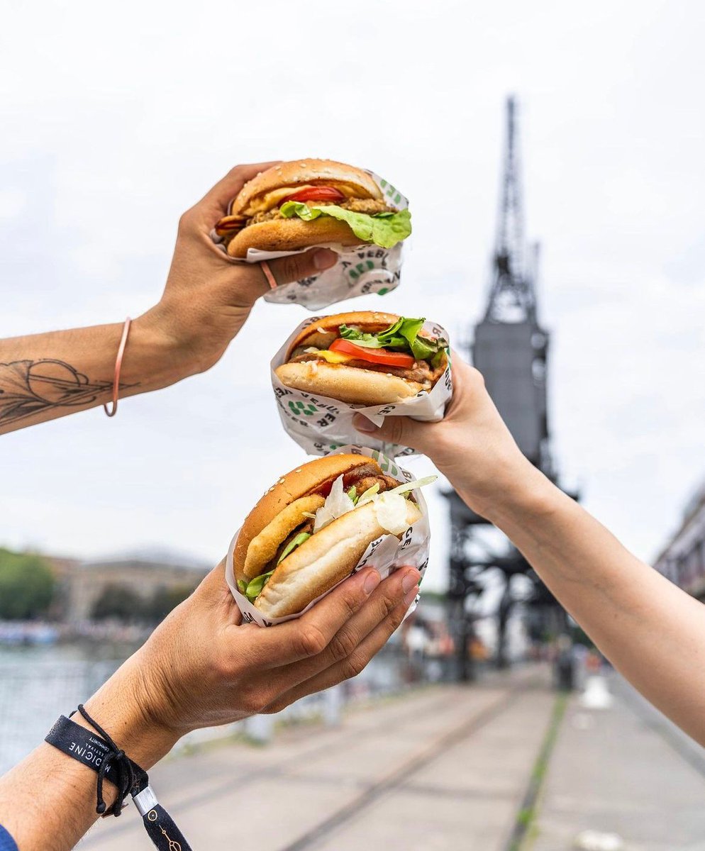 A shout out for some more of our #Veganuary heroes - VeBurger! Whether you're vegan or not, their deliciously dirty burgers, fries and sides will hit the spot 🍔