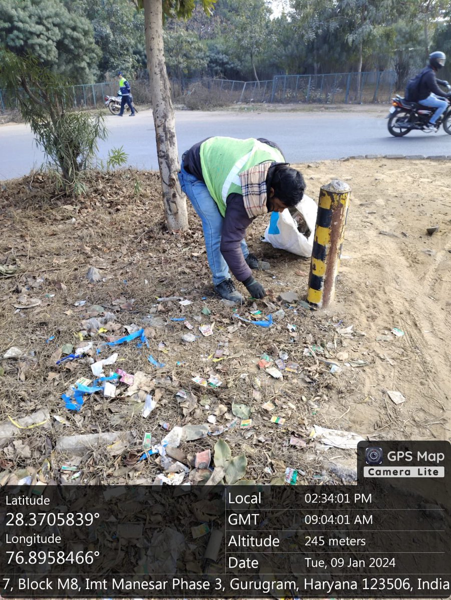 MCManesar's tweet photo. #mcmanesar के द्वारा ग्रीन बेल्ट और सड़कों के किनारे लगातार जारी है स्वच्छता का काम। 
@AshokGargIAS 
@DC_Gurugram https://t.co/JjKNwrT7Jx