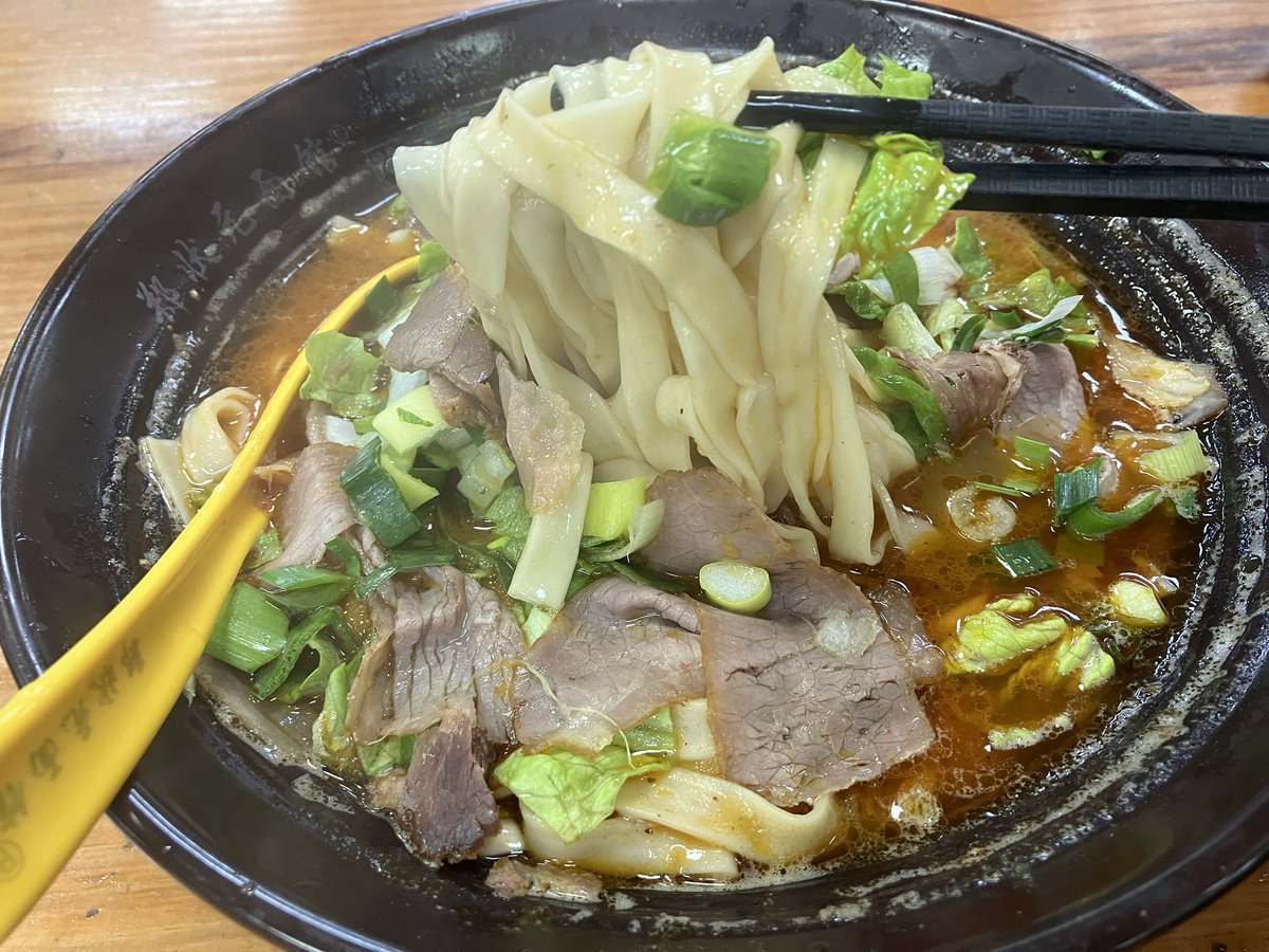 40Shanghai's tweet photo. 昨日も今日も残業で疲れたーと思ってご褒美にお気に入りの牛肉麺食べに行ったら太麺が選べるようになってた！ラーメンって美味しいよね〜🍜😋 https://t.co/NfrUfdEy9s