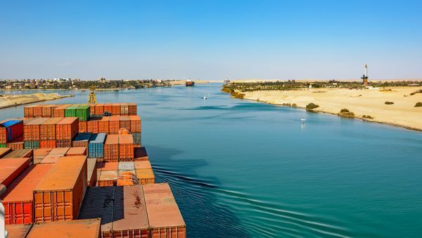 "Shipping lines avoid Suez Canal as Red Sea attacks continue" - - #supplychain #news buff.ly/3tn8usQ