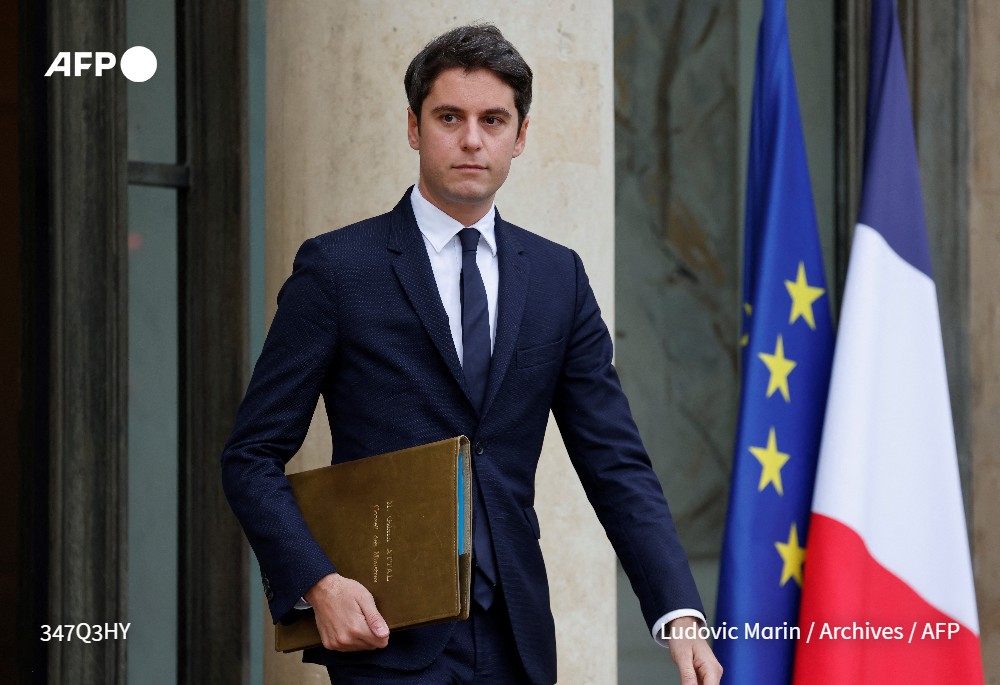 afpfr's tweet photo. Gabriel Attal est nommé à Matignon et devient le plus jeune Premier ministre de l'histoire de la République, selon des sources du camp présidentiel à l'#AFP https://t.co/lTqWTh31aA