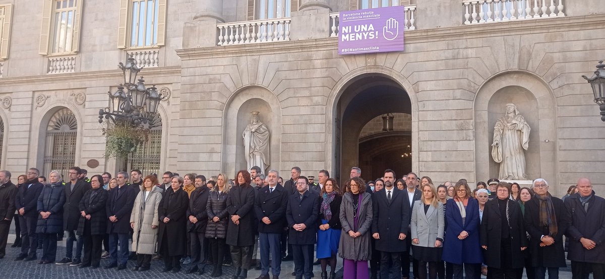 Havia de ser aquí. 
Per respecte i homenatge a totes les dones víctimes de #violènciamasclista
#bcnantimasclista
#NiUnaMenys 
#NiUnaMenos