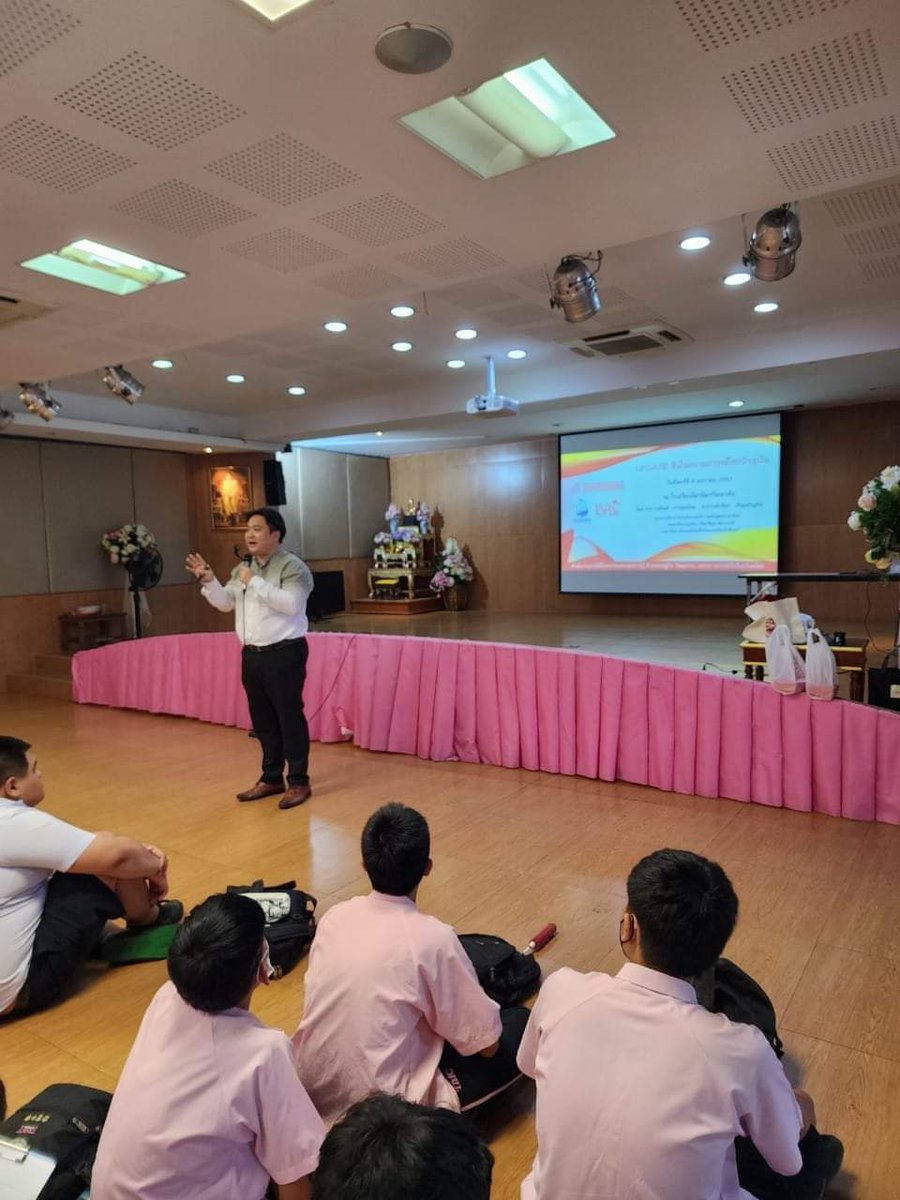 Rmutr_BAC's tweet photo. 08.01.67 สรุปภาพการอภิปรายหัวข้อ " Update จีนในสถานการณ์โลกปัจจุบัน" ภายใต้โครงการเผยแพร่ความรู้ด้านเศรษฐกิจ วัฒนธรรมและสถานการณ์จีนในบริบทโลก" โดยอาจารย์กิตติ  ธารอุดมโชค และอาจารย์รพีพร  เพ็ญเจริญกิจ ร่วมอภิปรายให้แก่นักเรียนชั้นมัธยมศึกษาตอนปลาย จำนวน 140 คน ณ โรงเรียนไตรมิตร https://t.co/4zm3aci2qf