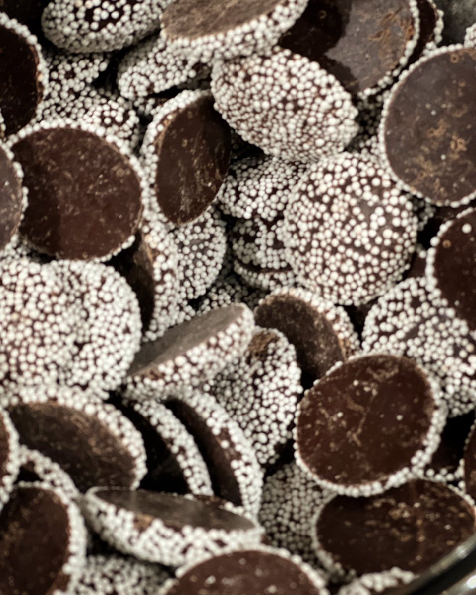 r_fototkr's tweet photo. Morning!
#nonpareils #somuchsugar #sweetandcrunchy #darkchocolate #yummy #candyisdandy #wilmetteillinois https://t.co/xvhCGKhHz5