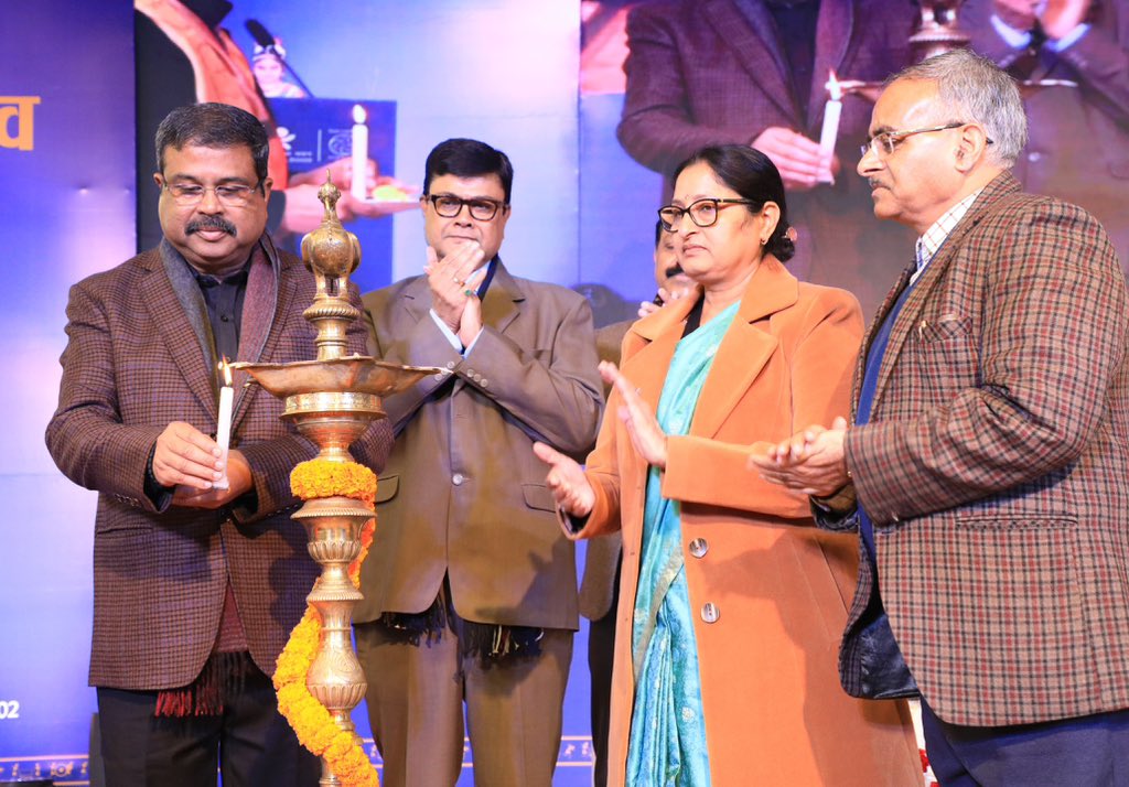 EduMinOfIndia's tweet image. माननीय केंद्रीय शिक्षा एवं कौशल विकास और उद्यमशीलता मंत्री श्री @dpradhanbjp ने आज नयी दिल्ली स्थित बाल भवन में "कला उत्सव 2023" का उद्घाटन किया। इस अवसर पर देश भर से आये छात्रों को उद्बोधित करते हुए उन्होंने कहा कि कला उत्सव स्कूली छात्रों के रचनात्मक और कलात्मक प्रतिभा को…