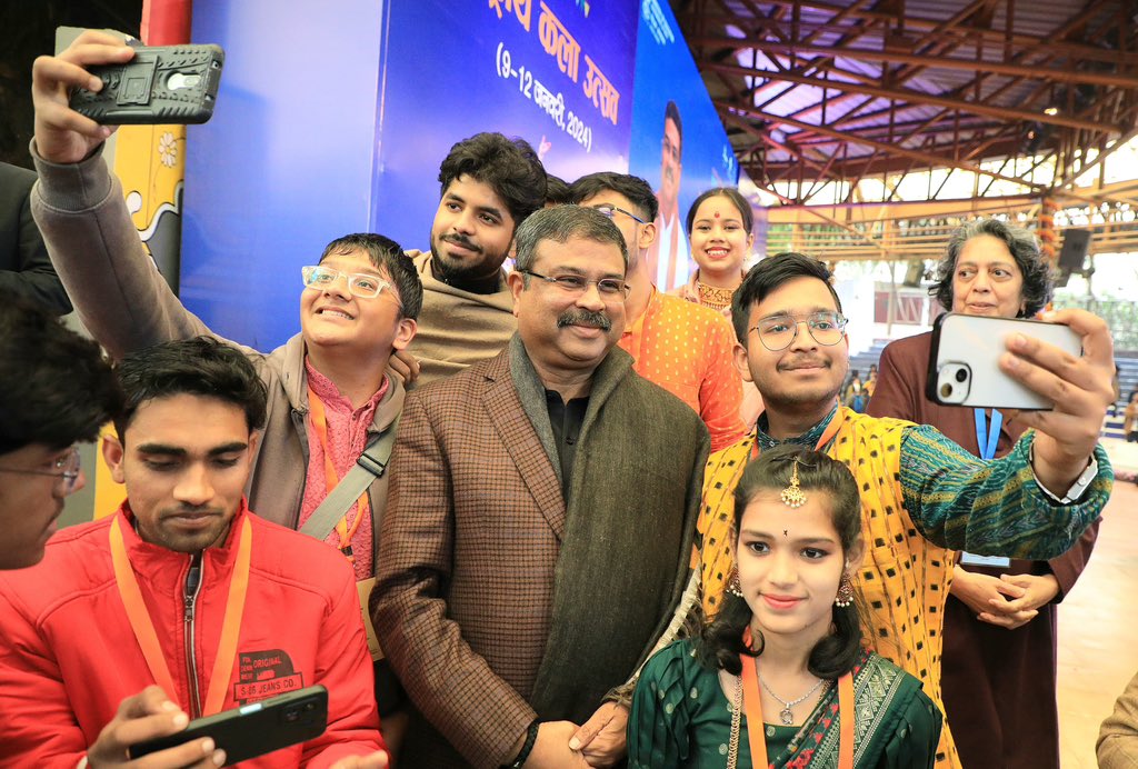 EduMinOfIndia's tweet image. माननीय केंद्रीय शिक्षा एवं कौशल विकास और उद्यमशीलता मंत्री श्री @dpradhanbjp ने आज नयी दिल्ली स्थित बाल भवन में "कला उत्सव 2023" का उद्घाटन किया। इस अवसर पर देश भर से आये छात्रों को उद्बोधित करते हुए उन्होंने कहा कि कला उत्सव स्कूली छात्रों के रचनात्मक और कलात्मक प्रतिभा को…