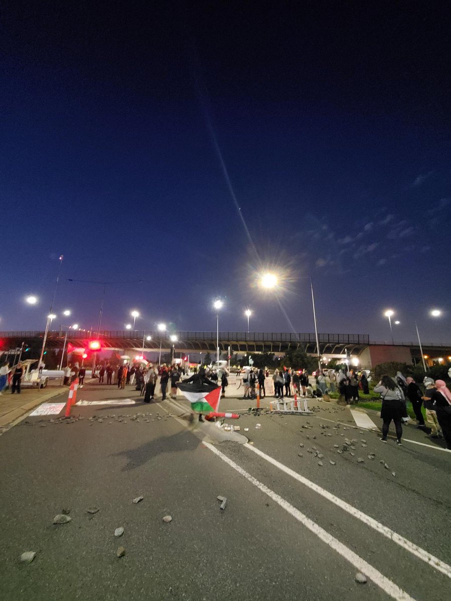 akaWACA's tweet photo. The community picket has ended after 5 hours with police pepper spraying peaceful protestors, to protect cargo for genocidal Israel. Vic Police will always protect the colonial state. From the River to the Sea 🇵🇸 Always Was, Always Will Be ❤🖤💛 #freepalestine https://t.co/gfb3BRjtam