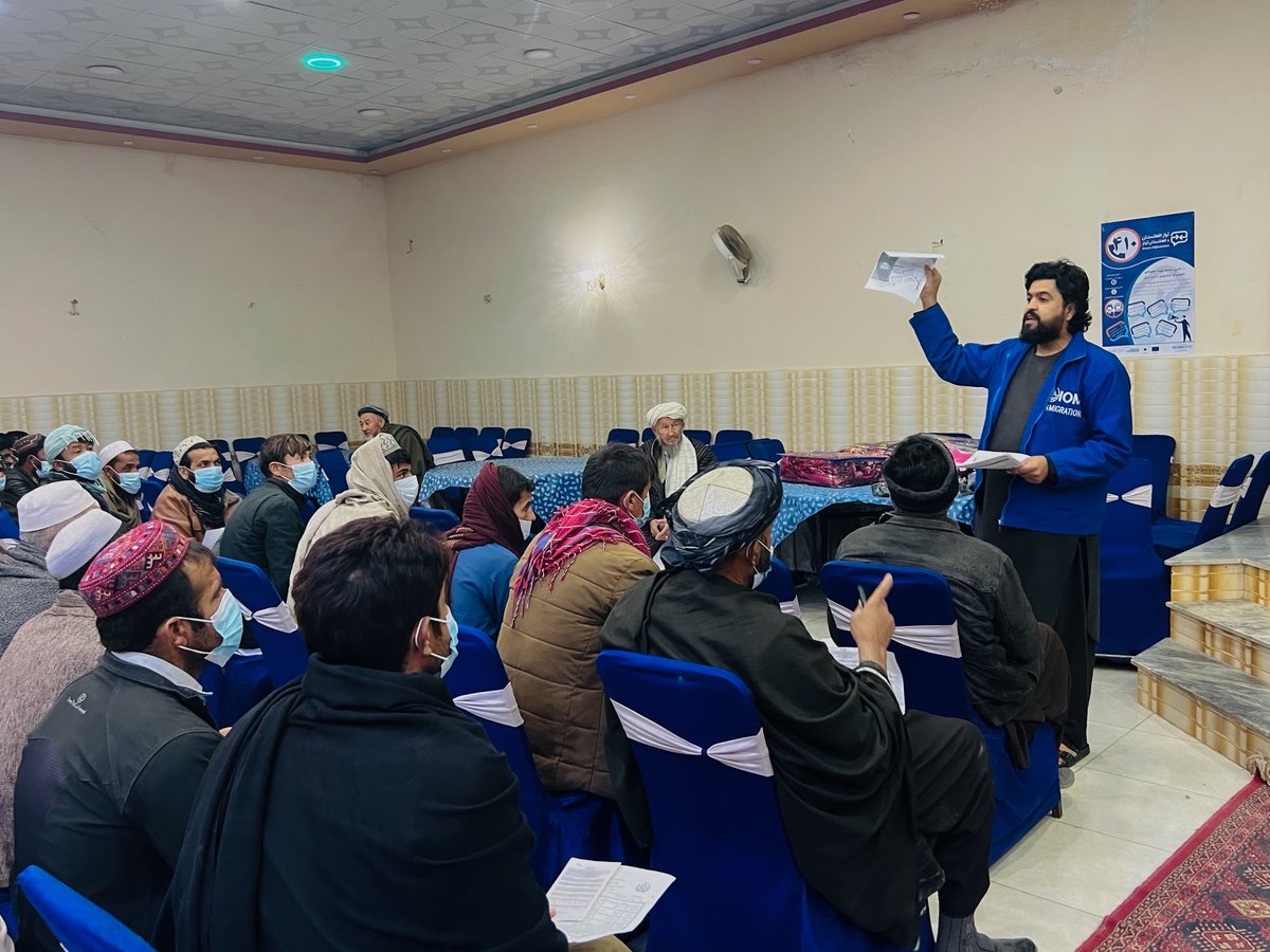 To support people survive the upcoming harsh winter, our teams provided #winterization assistance to 300 families in #Samangan with: 💵Cash for winterization 🫔Blanket 🧥Winter clothes