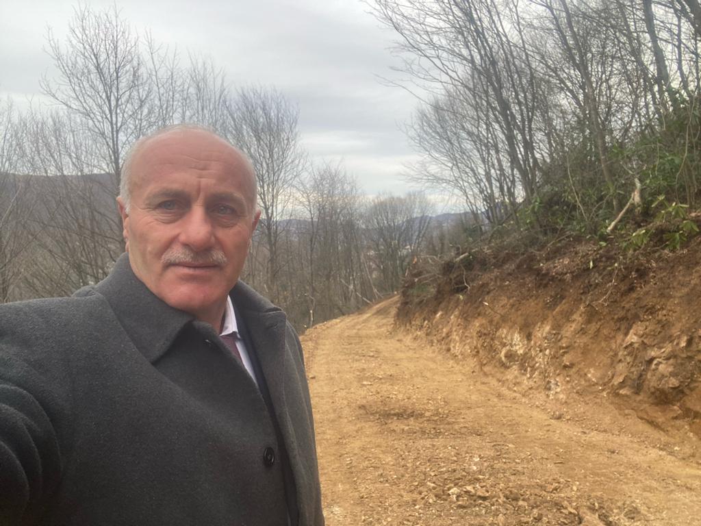 Tepecik mahallesi Marna mevkiinde 1300 m yeni yol yapımını gerçekleştirip serme ve sıkıştırmasını yaptık. Arazi sahiplerine teşekkür ediyorum.