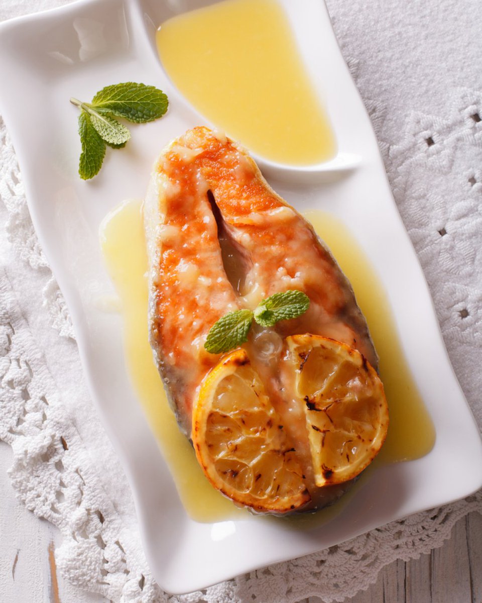 Elevate your salmon game with a zesty twist! 🍊🐟 Try #Salmon in Orange and #OliveOil Sauce—bites of citrusy freshness and Mediterranean vibes. A burst of flavor in every forkful! 🌿🍴 Find the recipe on our website ➡️ foodswinesfromspain.com/en/fws-academy…