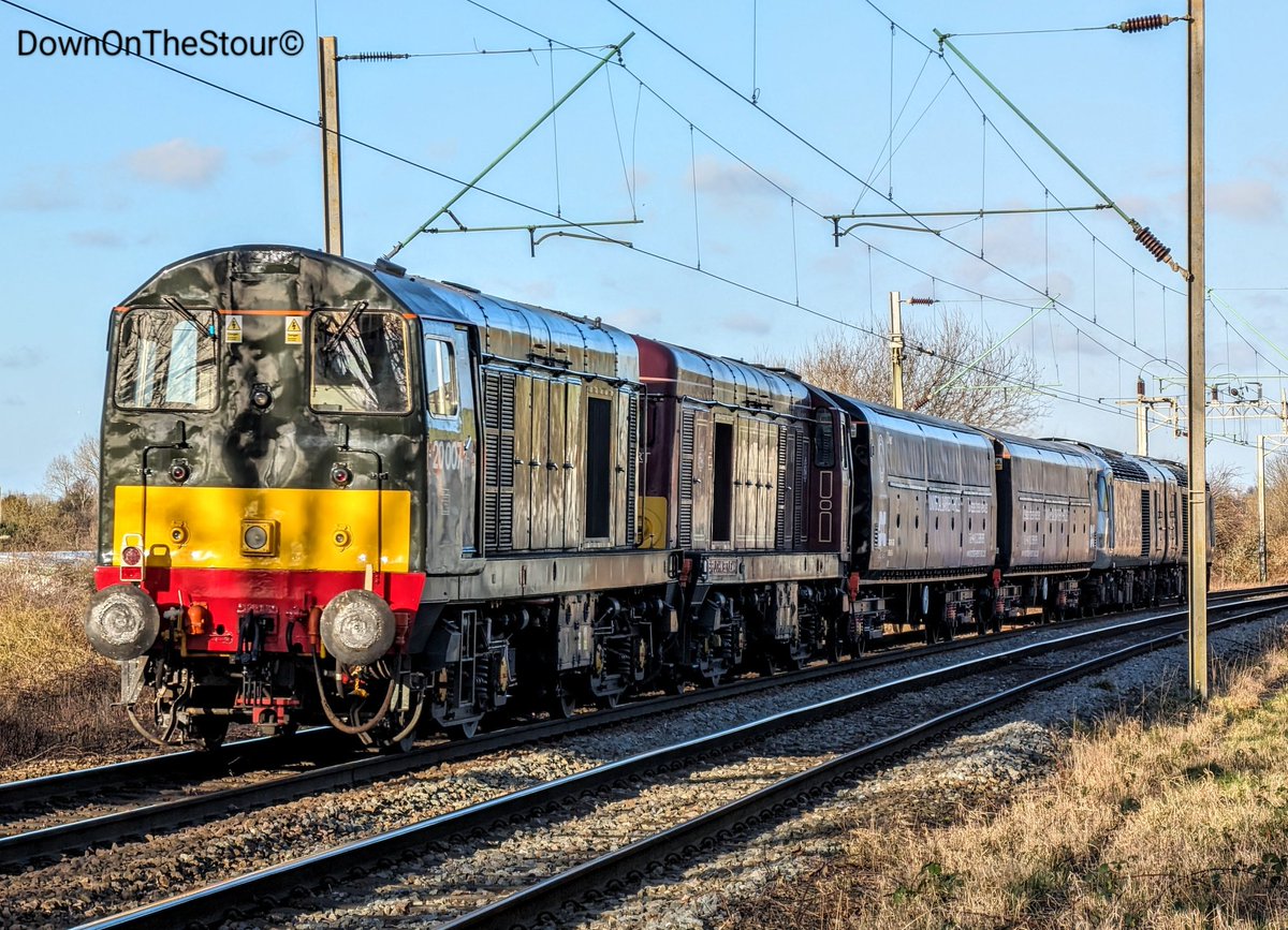 DownOnTheStour's tweet photo. Seems something important has happened today ๐ค
That's right! Wolverhampton is inundated with Mega Moves like the RA HSTs with a pair of Choppers & 37800 dragging some more 319s for scrap ๐
#DOTS #railwayphotography #trainphotography #class43 #HST #class20 #class37 #class319 https://t.co/ALUISWEVC2