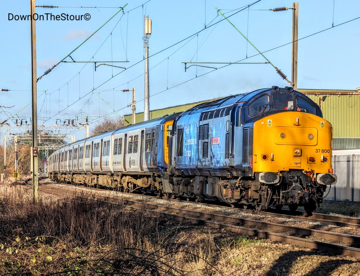 DownOnTheStour's tweet photo. Seems something important has happened today ๐ค
That's right! Wolverhampton is inundated with Mega Moves like the RA HSTs with a pair of Choppers & 37800 dragging some more 319s for scrap ๐
#DOTS #railwayphotography #trainphotography #class43 #HST #class20 #class37 #class319 https://t.co/ALUISWEVC2