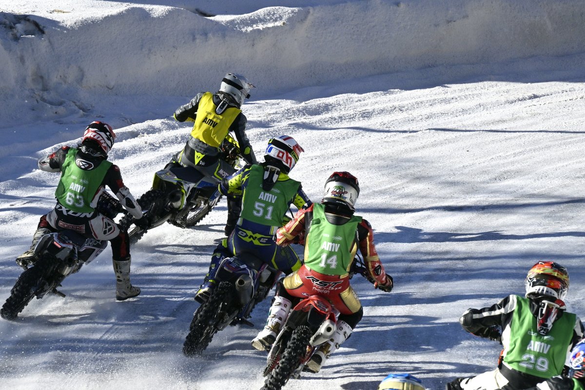 TropheeAndros_'s tweet photo. Les équilibristes du 2 roues sont de retour sur le circuit d’Isola 2000 pour la 2ème étape de l’AMV Cup ! 🟢⚪️
Leur résolution cette année 2024...? Être toujours aussi givrés ! 🥶🤪

#tropheeandros #amvcup #motorcycle https://t.co/BaJxYlnubV