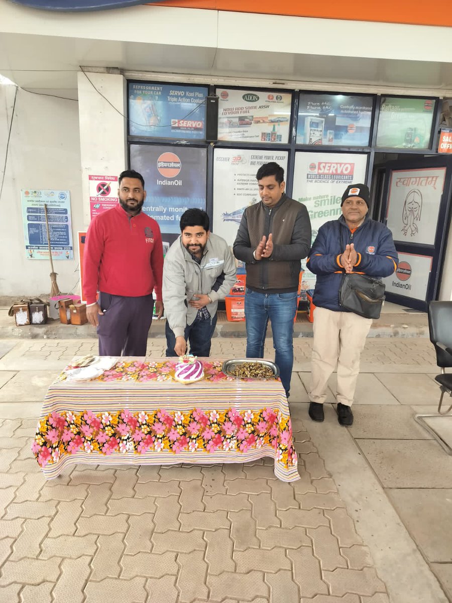 IOCLpdo's tweet photo. @IndianOilcl Celebrating #IndianOilCustomersDay at Retail Outlet M/s Shree Guru Sudarshan Petro, Panchkula of @IOCLpdo under @DelhiIocl https://t.co/dYIfXcb0V7