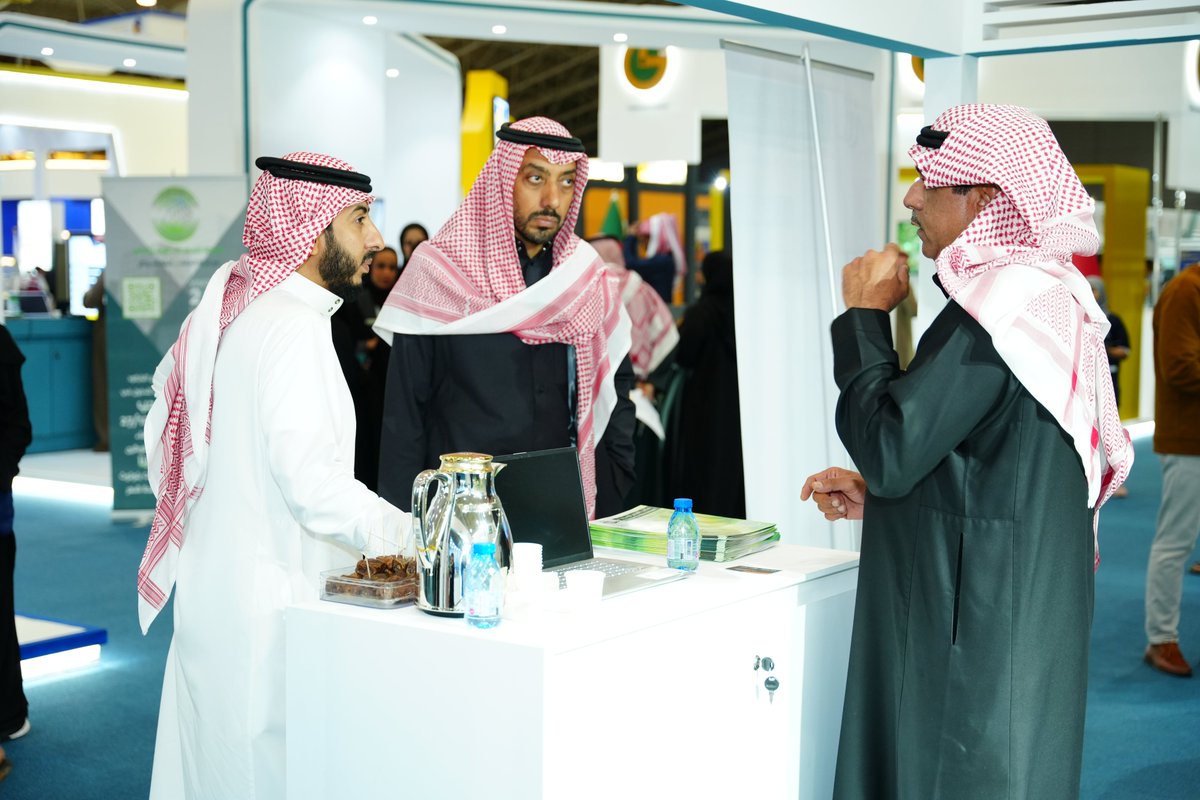 Rals2030's tweet photo. لحظات مميزة من الموسم الخامس لـ
#ملتقى_الموارد_البشرية_والاستقدام
مكتب القيصر للاستقدام @alqaisar1010
استقبل في جناحه زوار المعرض وقدم لهم العديد من الخدمات المتميزة طيلة أيام الملتقى
#HRALS23
#الرياض
#السعودية
#RiyadhExpo2030 https://t.co/4diqexFdBd