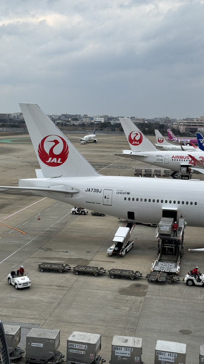 今回紹介するのは福岡空港国内線ターミナルの3、4Fにある展望デッキです。ここよ展望デッキの最大の特徴としては飛行機との距離がとても近いことです。手を伸ばしたら触れそう…？飛行機と展望デッキの距離が近いこともありパイロットの方が手を振ってくれることもあります！
是非訪れてみてはいかが