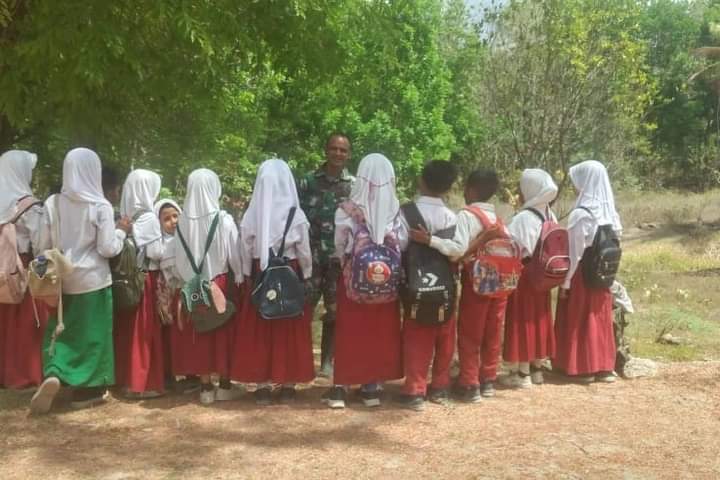 purnayata34630's tweet image. Cuaca tidak menentu Babinsa kodim 1621/TTS himbau Siswa-siswi agar selalu waspada saat berangkat ke sekolah 

#pendim 1621/TTS#