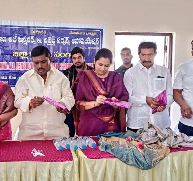 AdarshSindhu's tweet photo. Released New Year Calender and Diary of Telangana All Pensioners &amp; Retired persons Association today along with @GMRMLAPTC at ward Office in LIG today. https://t.co/Enq7CWXsAw