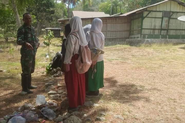 purnayata34630's tweet image. Cuaca tidak menentu Babinsa kodim 1621/TTS himbau Siswa-siswi agar selalu waspada saat berangkat ke sekolah 

#pendim 1621/TTS#