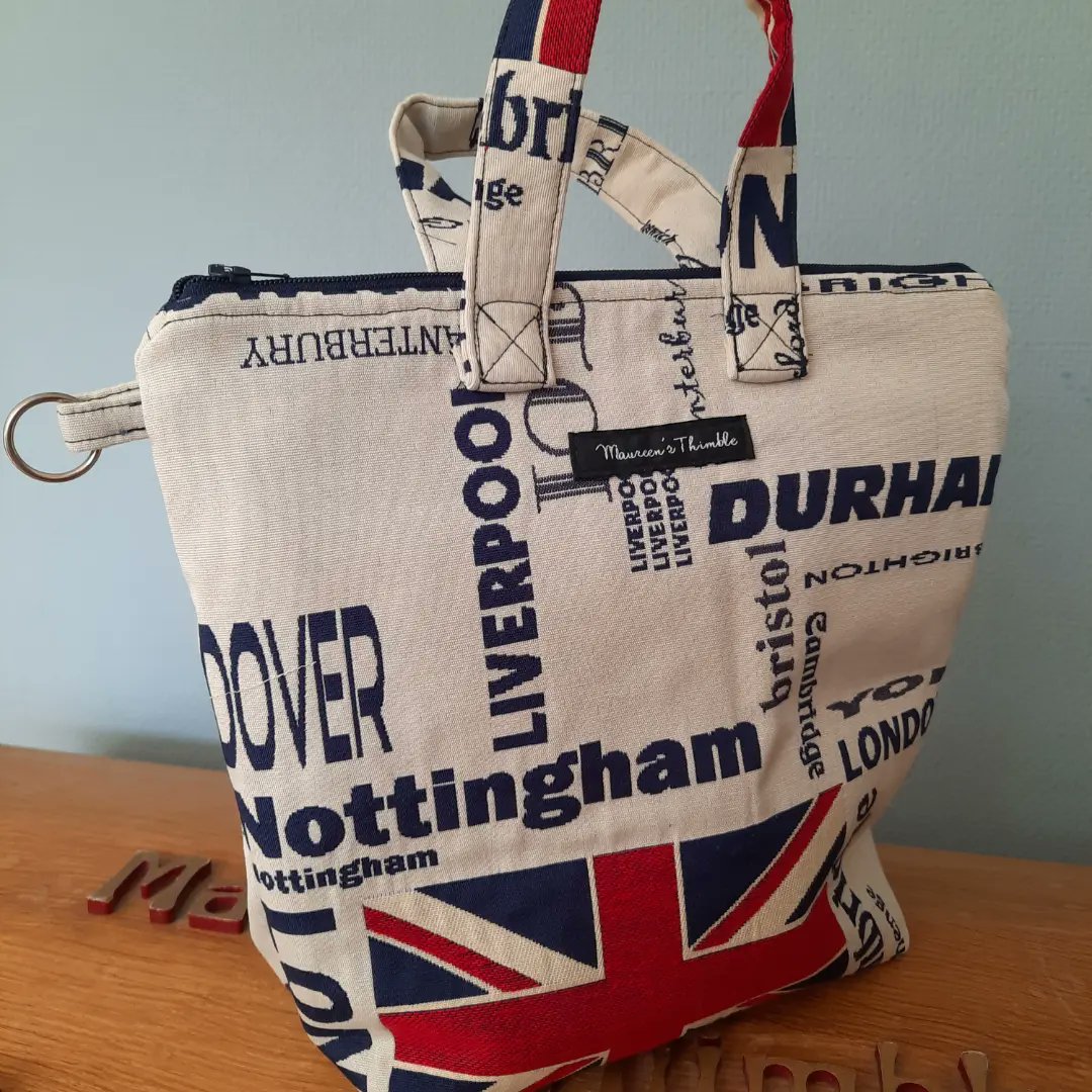 MoMuyden's tweet photo. SALE! Reageer met "verkocht" en de tas is voor 22,50 voor jou!

Van deze projectbags is er 1 met leuke engeland stof. Een must voor elke Engeland liefhebber!
De maat is 28x28 cm en groot genoeg voor je kleinere projectjes. 

Of kijk op https://t.co/3BgQ4NmebJ https://t.co/ppavoMABTU