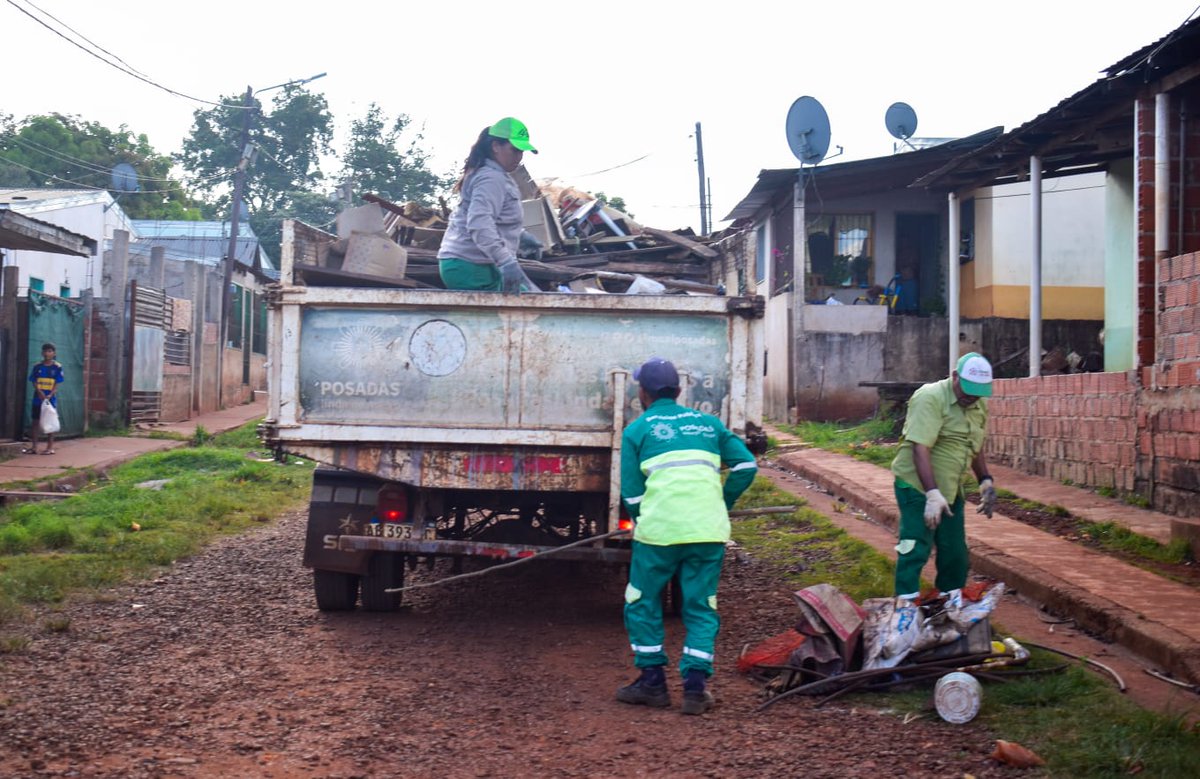 muniposadas's tweet photo. Seguimos trabajando de manera intensiva, realizando operativos integrales en diferentes barrios de nuestra ciudad para evitar la proliferación del dengue. https://t.co/bl75cCKpEL