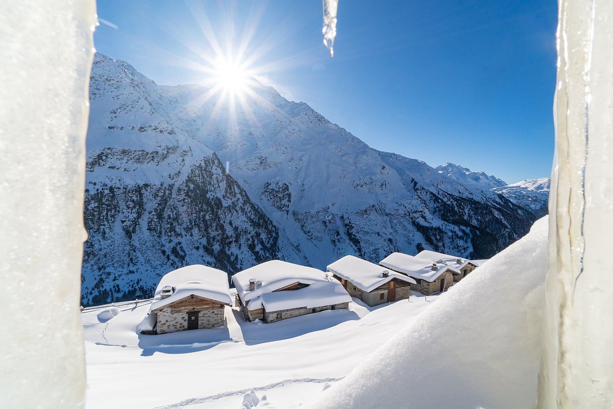 #cartolina invernale dalle Baite di Predaccio a <a href="/SantaCaterinaVa/">S.Caterina Valfurva</a> 

#winter postcard from the amazing #Valfurva  

📷Giacomo Meneghello ClickAlps

<a href="/inLOMBARDIA/">inLOMBARDIA</a>