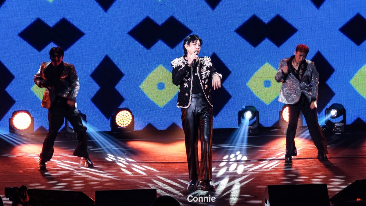 wen_0303's tweet photo. You are my super star ⭐️ 

#BelucalstFinTaipei
#offgun #OffJumpol
#Beluca1stFMInTaipei
#ออฟกัน #ออฟจุมพล https://t.co/PUR8FIXQJ2