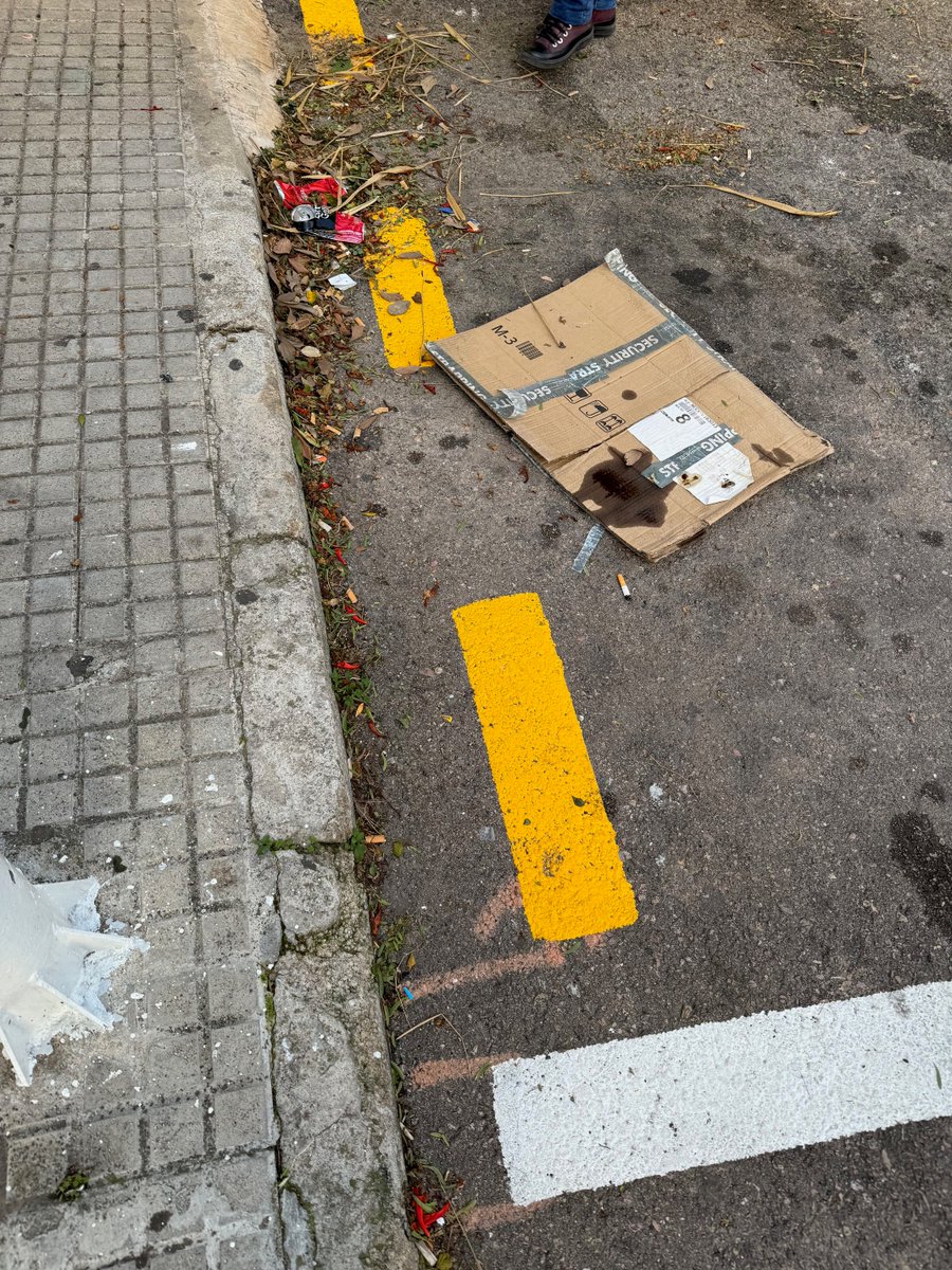 Hola <a href="/EMAYA_Palma/">EMAYA</a> hace una semana que nos encontramos con las calles de nuestra barriada como en la foto que ponemos (C/Can Ferragut 4A,07011) en este twiit, de hecho por alguna calle todavía hay restos de las fiestas de día 31 de diciembre
