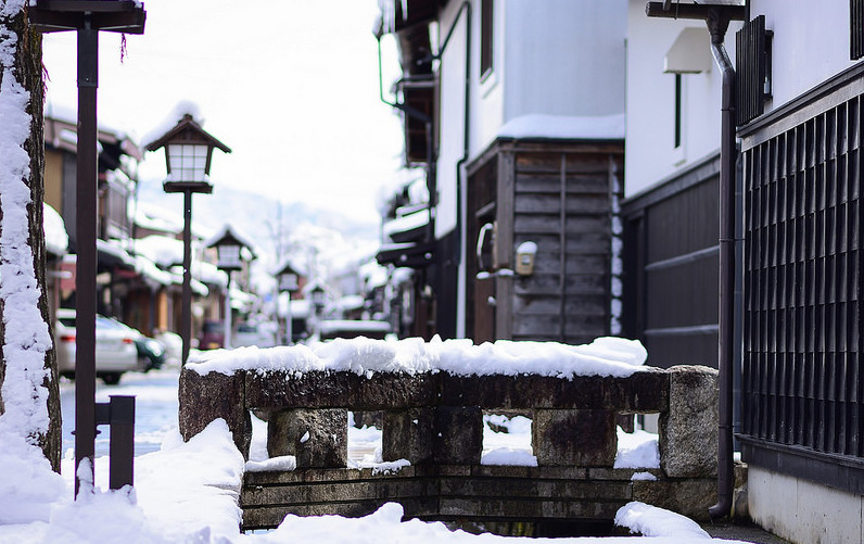 pulse_party1031's tweet photo. Lost in the charm of Hida Furukawa! 
The real-world setting of "Your Name" unfolds in every corner. Traditional vibes meet anime allure – a perfect blend of past and present. 🏰  
👉 https://t.co/qGNR96PXXu  
#hidafurukawa #yourname #shinkaimakoto #snow #japan #travel #VibeDaily https://t.co/i9ZuENuz3f