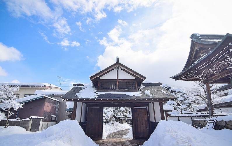 pulse_party1031's tweet photo. Lost in the charm of Hida Furukawa! 
The real-world setting of "Your Name" unfolds in every corner. Traditional vibes meet anime allure – a perfect blend of past and present. 🏰  
👉 https://t.co/qGNR96PXXu  
#hidafurukawa #yourname #shinkaimakoto #snow #japan #travel #VibeDaily https://t.co/i9ZuENuz3f