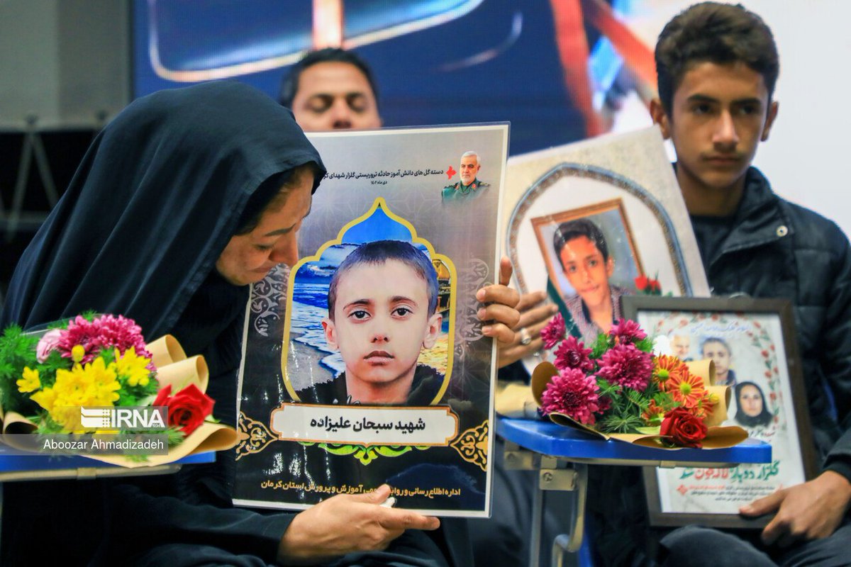IranInDRCongo's tweet photo. Une cérémonie a eu lieu à #Kerman en Iran pour commémorer les écoliers qui ont été martyrisés dans une attaque terroriste dans la ville mercredi
#KermanExplosions
#Iran https://t.co/4RNrF1gMeo