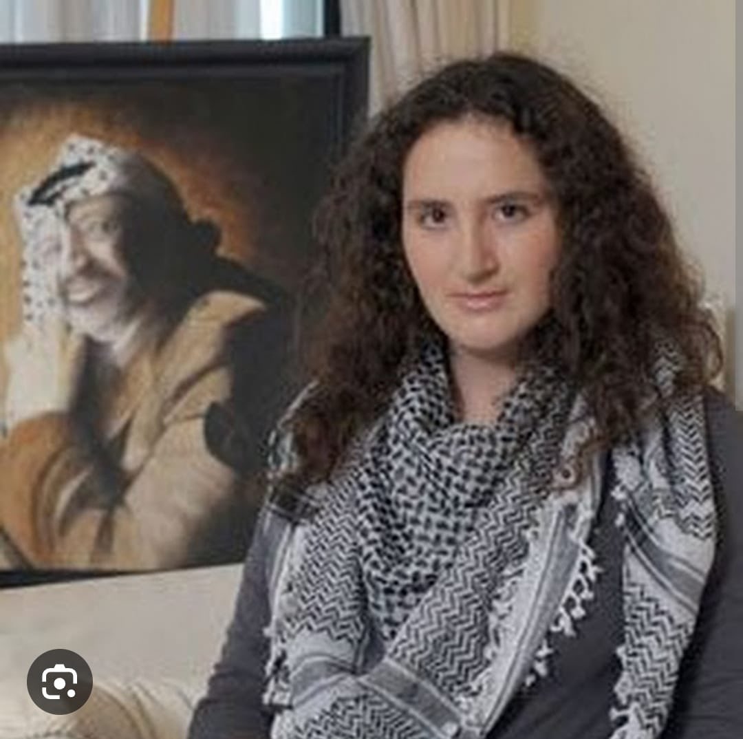 Zahua Arafat,hija de Yasser Arafat, Es heredera de una fortuna de us$8.000 millones, vive en una zona de moda de París y habla 4 idiomas, 
la última vez que estuvo en la Autoridad Palestina fue hace 25 años

Según la ONU, ella es una refugiada palestina...
