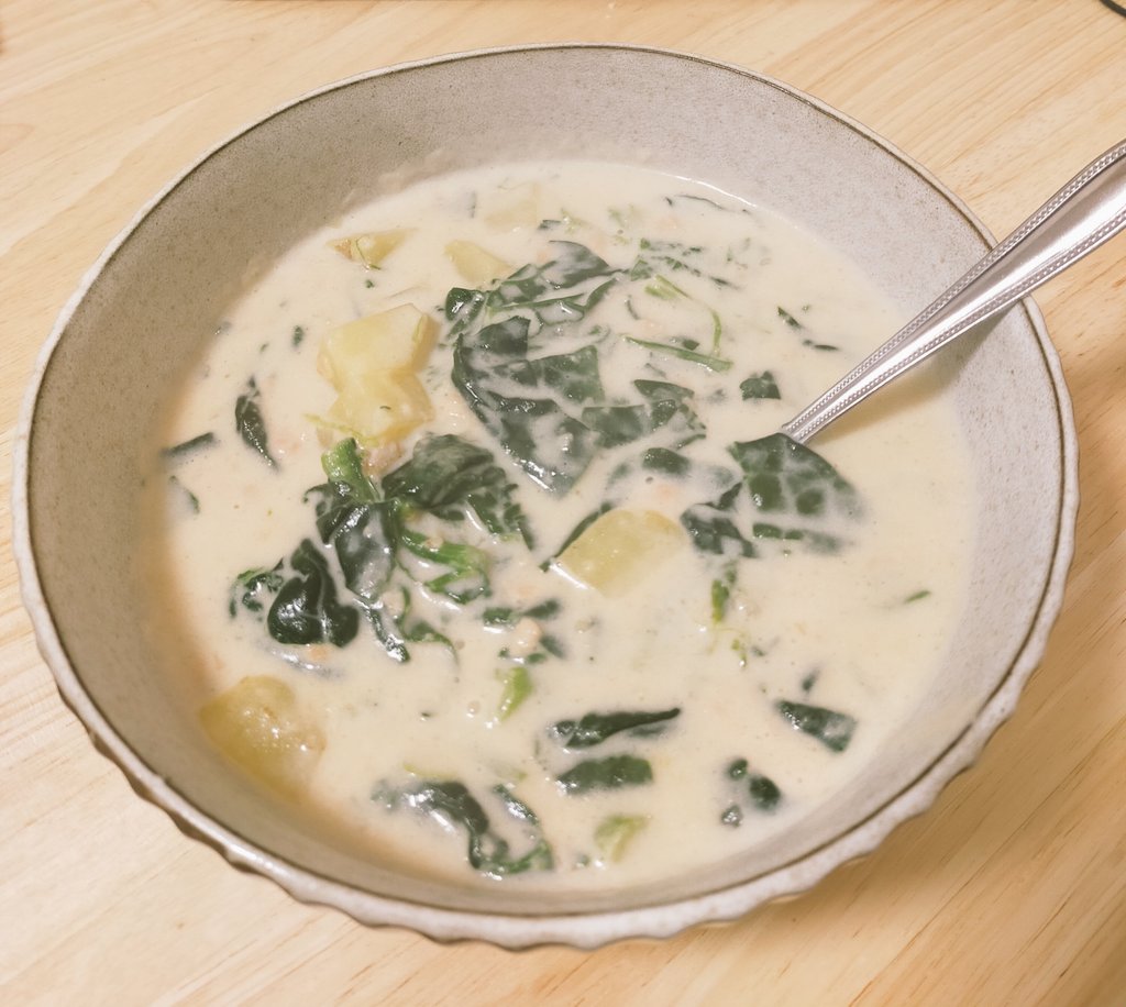 夕飯
鮭とほうれん草とじゃがいものクリームシチュー
普通のほうれん草がなかったからちぢみほうれん草ってやつ入れてみたけどおいしいな
グラタン皿買ったから明日はこれをリメイクしてグラタンにするの😋