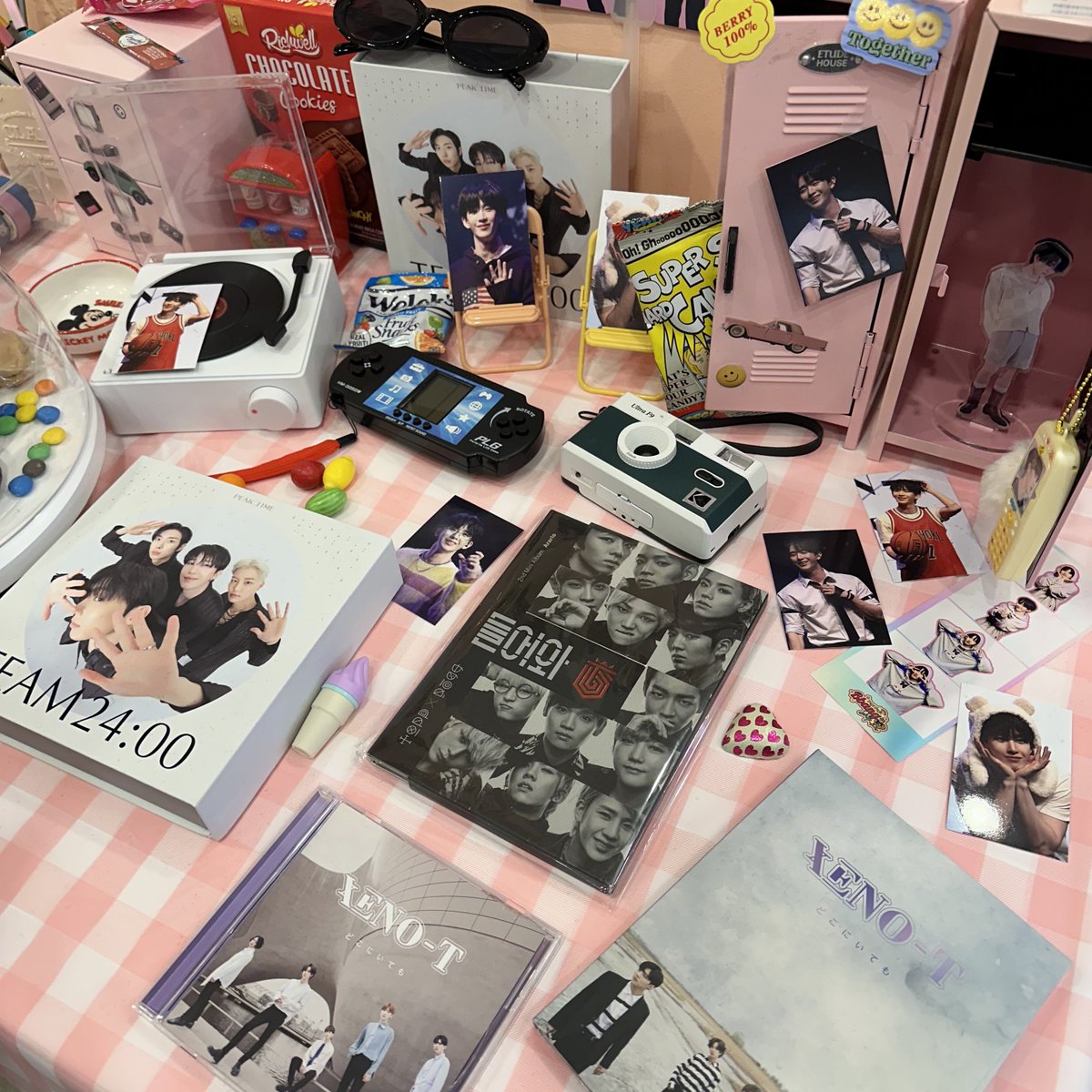 gneam_B's tweet photo. 완전 키치 파티룸 분위기였던 캔디로그 팝팝빵샵...💗
테이블 예약하고 갔었는데, 병주 영상 보면서 빵둥토크 할 수 있어서 즐거웠다네요••
마침 새로 산 포카홀더랑 똑같은 람지가 있길래 같이 찍어옴!!

#다시시작된_병주의_빛나는_30살
#앞으로도_빛날_빵주를_응원해 https://t.co/DGVvgy27NO