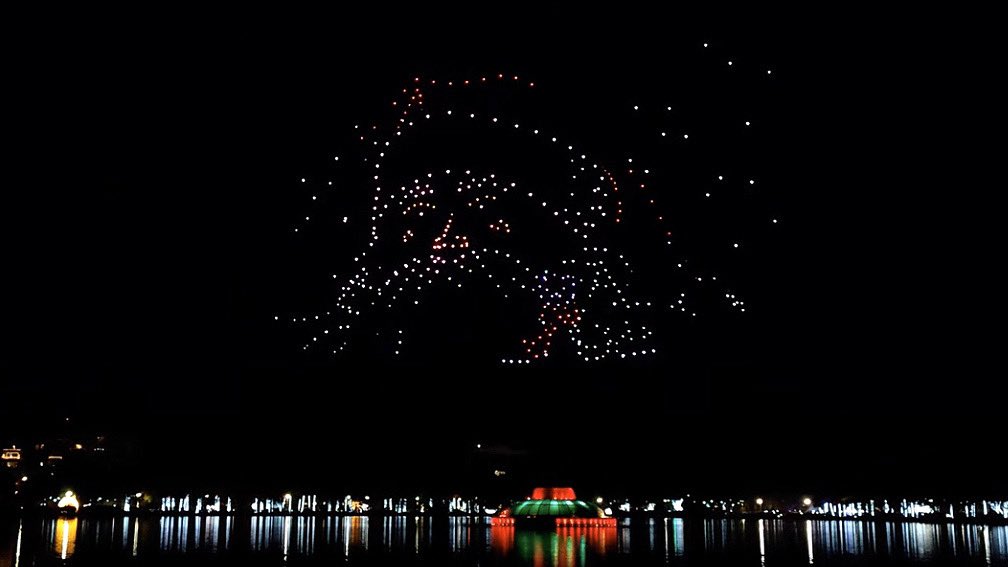 ontheslyprod's tweet photo. This Christmas,we collaborated with our friends at @dronisos to create the musical score for an evolution in drone light show presentations.The rolling animation came to life in the night sky, weaving a tale of holiday magic through a spectacular show.✨

https://t.co/KQURkyjLEh https://t.co/JOMZQZfcAs