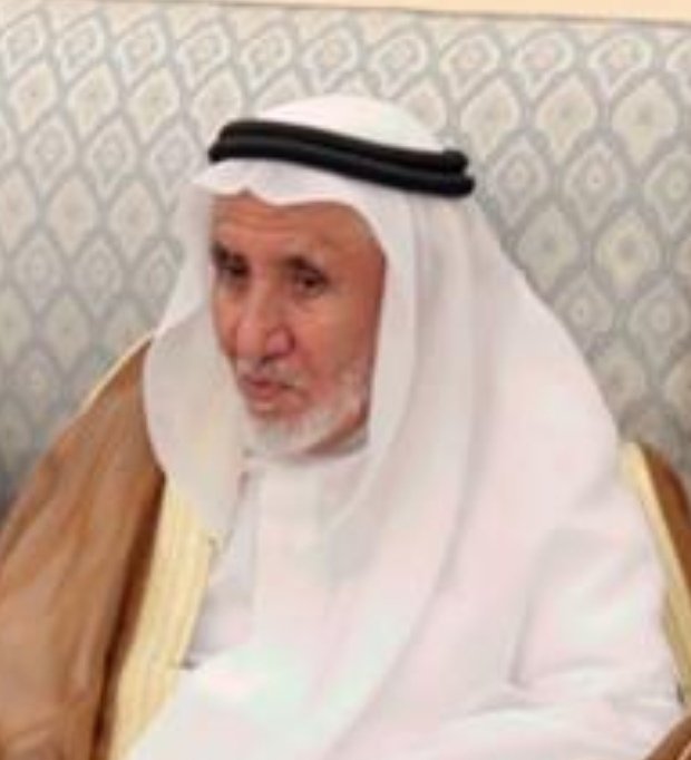 الأستاذ القدير : حسن القد الزهراني مدير ثانوية الأطاولة حينما كنتُ طالباً فيها عام ١٤١٧ كان ومايزال صاحب سمت ووقار حفظه الله وأقول :
عرفتُكَ ياأستـاذُ شهمٌ  وحاذقٌ
وإنّكَ كالإسمِ  الذي أنتَ حاملُهْ

من الحُسنِ تبدو كالغمامِ إذا همى
وكالبحرِ إن فاضتْ عليك شمائلُهْ

جزاه الله خيرا