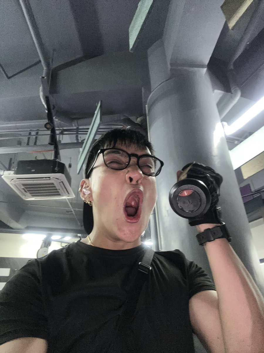 thisisnotomas's tweet photo. Ang bigat ng 1Lb pag galing vacation. https://t.co/Iirt2U3YQ8