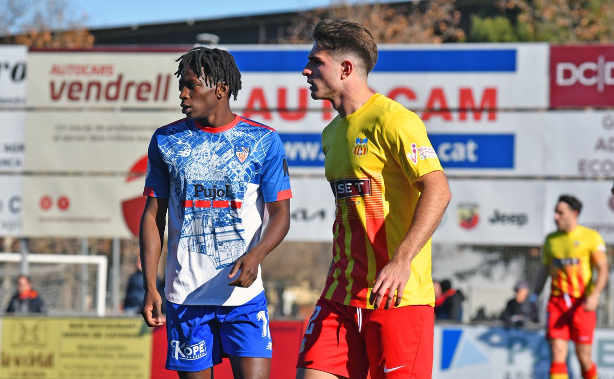 FCVilafranca's tweet photo. 🅓🅔🅑🅤🅣 El central Yeray Cuenca, reforç d'hivern del Vilafranca, va debutar diumenge amb la samarreta quadribarrada. Ho va fer com a titular fent parella amb Dani Rubio a l'eix de la defensa davant les absències per lesió de Toni Cunill i de Carlos Garcia.

#3rfef5 https://t.co/vDRIys8uj8