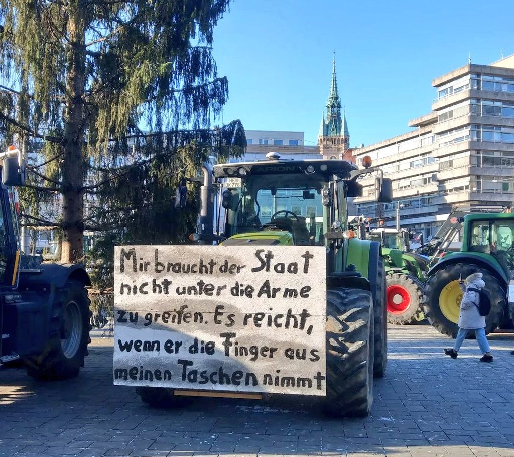 «Mir braucht der Staat nicht unter die Arme zu greifen. Es reicht, wenn er die Finger aus meinen Taschen nimmt.» Der libertärer Geist auf den #Bauernprotesten gewinnt meine Symphatie.