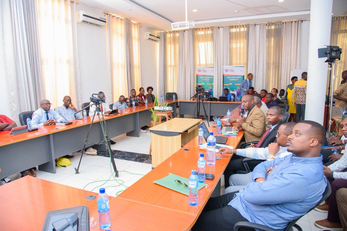 ODDNewsBurundi's tweet photo. 🇧🇮Parmi ce qui incitent ls #investisseurs notamment ceux de la #diaspora figurent ls conditions de #travail du pays ds lequel ils veulent s'implanter. 
Ls institutions bancaires sont appelés instaurer ds conditions favorisant l'accès à la demande ds dettes.
#investir
#dvpdurable https://t.co/lkZoQiqawz