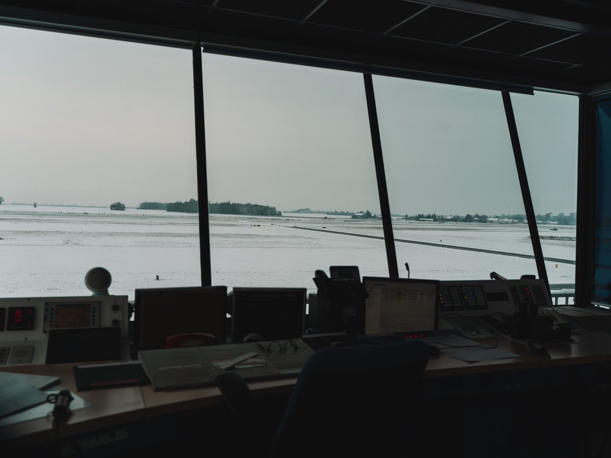 Nos équipes sont mobilisées pour déneiger la piste et le parking avion ❄️