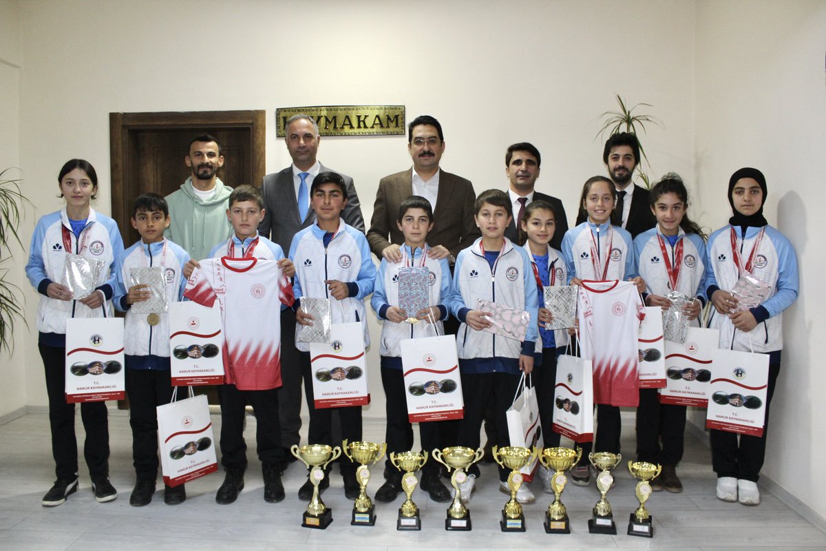 📌Okul sporları Küçükler voleybol il müsabakasında birinci olan Adımova Ortaokulu öğrencileri; İlçe Milli Eğitim Müdürü Mehmet ÖZMÜŞ, İlçe Gençlik ve Spor Müdürü Yusuf ÖNER, okul müdürleri ve öğretmenleriyle beraber Kaymakamımız Ali YILDIRIM’ı makamında ziyaret ettiler.