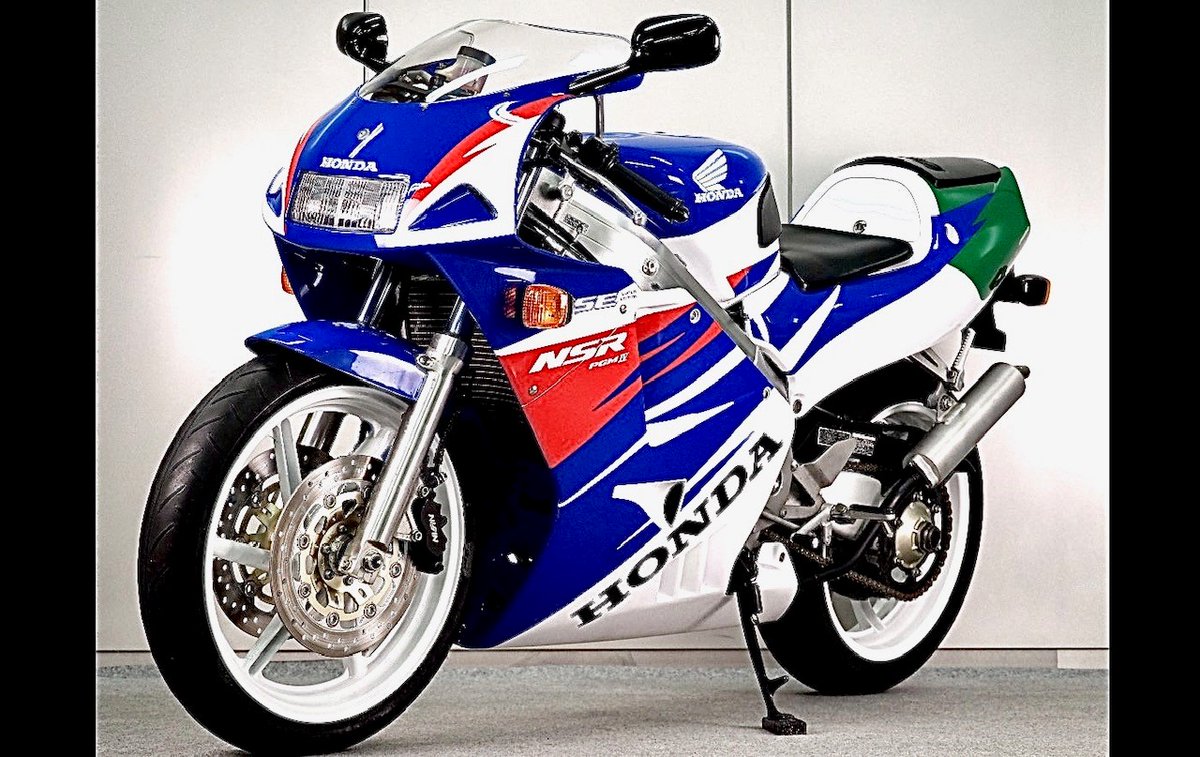 NapsOnline's tweet photo. #ナップス #認定中古車　#NapsSportsｰVintage
#NSR250R #SE #MC28
俊敏な加速が魅力のレーサーレプリカです
▼グーバイク
https://t.co/UILonDGvoq
▼バイクセンサー
https://t.co/g2lcIPACkk
▼認定中古車
https://t.co/2qJEu4FKCt
#ナップススポーツヴィンテージ  #軽量化 #レーサーレプリカ #KV3 https://t.co/WnWSPQ1iSK