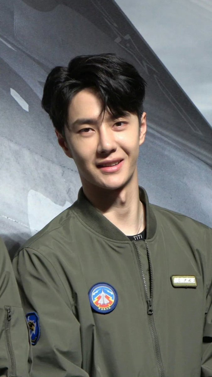 702universe2's tweet photo. หวังอี้ป๋อกับกล้องสดตอนโร้ดโชว์ทัพฟ้า https://t.co/XaTW7I92UG